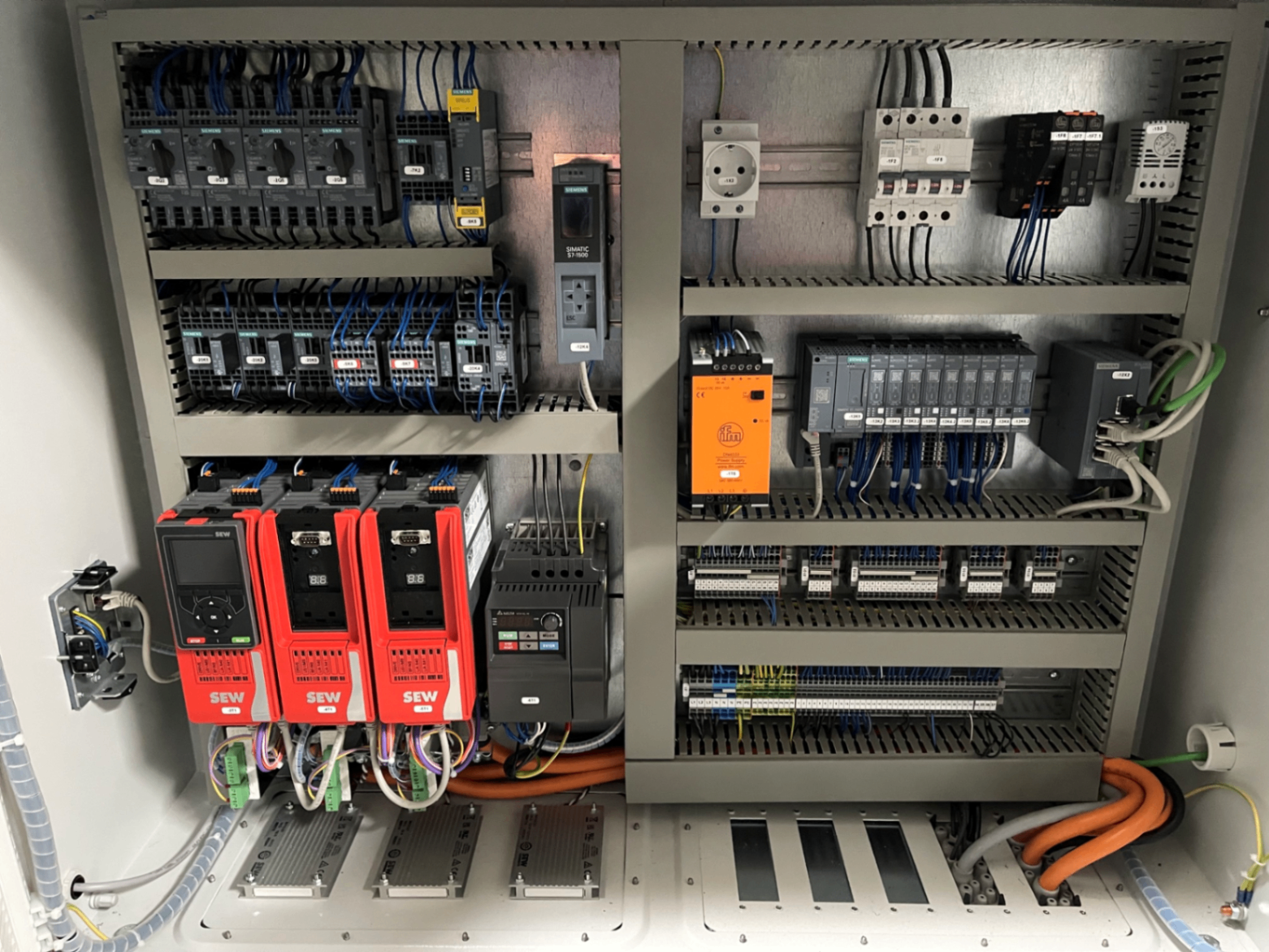 Schaltschrank mit SPS/CNC-Steuerung